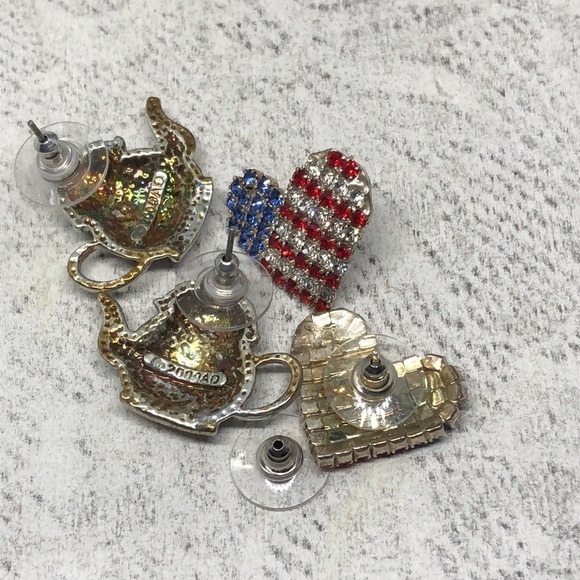 Patriotic American flag pattern statement earrings. - Picture 5 of 7